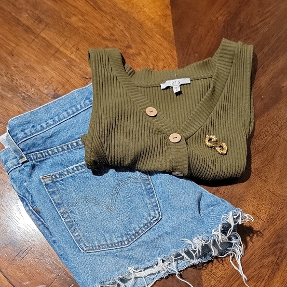 Olive Green Ribbed Button-Up Tank Top - Picture 4 of 4